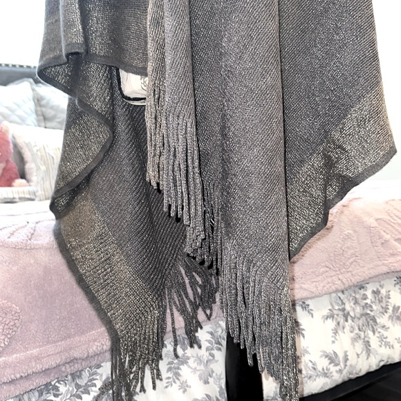 Two-Tone Poncho - Picture 4 of 10